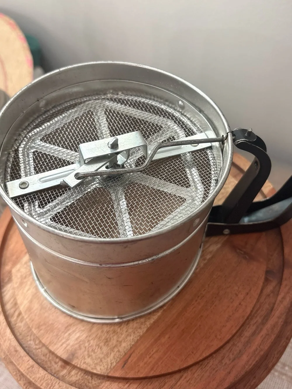 Bromco VTG Flour Sifter Kitchen Squeeze Handle made in USA Farmhouse Chic Metal